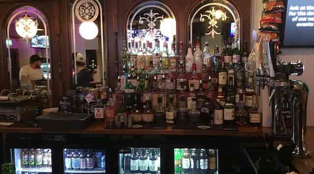 Seven Oaks venue bar for corporate networking mixers and team happy hour events.