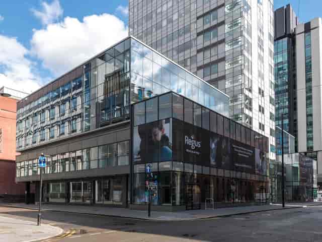 Regus meeting room in St James: professional, flexible office space for corporate events.