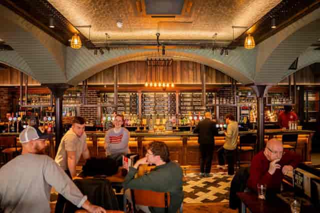 Founder’s Hall bar: a warm, inviting event venue for networking mixers and corporate happy hours.