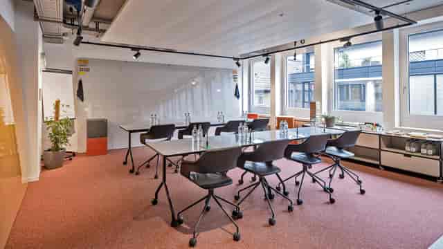 U-shaped meeting room in YOND - memox with ergonomic seating for strategy sessions and workshops.
