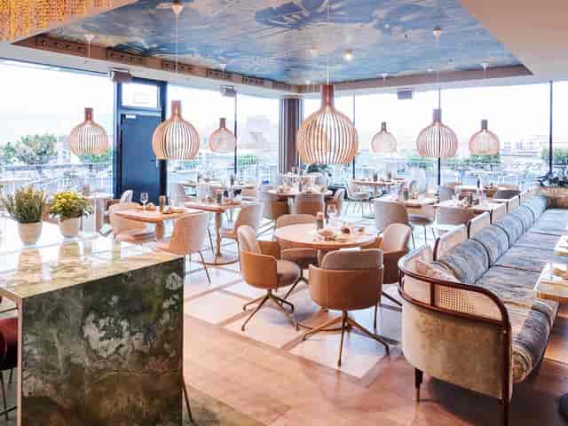 Rooftop bar at Globus with floor-to-ceiling windows, ideal for corporate mixers and networking.
