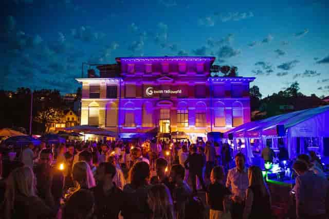 Networking reception in Haus am See with projection mapping and ambient lighting for corporate events.