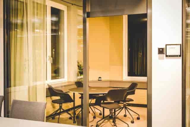 CUBICOLO breakout room at Tessinerplatz for team collaboration and corporate client meetings.