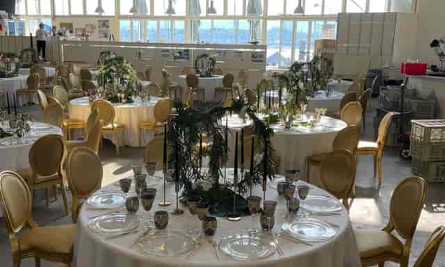 Elegant gold-toned industrial lounge event space for gala or wedding setup in Zürich.