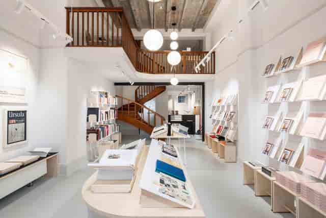 Minimalist gallery venue for high-end product launches and networking events in Zurich.