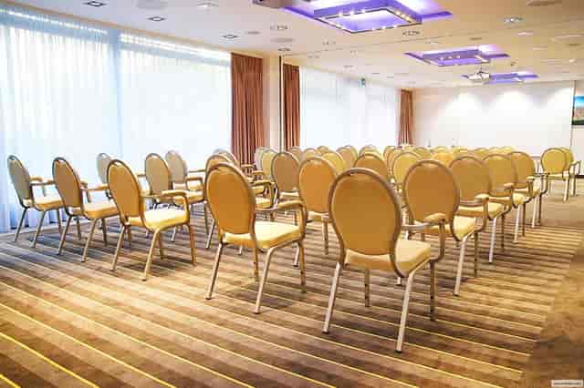 Theater-style meeting room with ergonomic seating at H+ Hotel Zürich for corporate events and seminars.