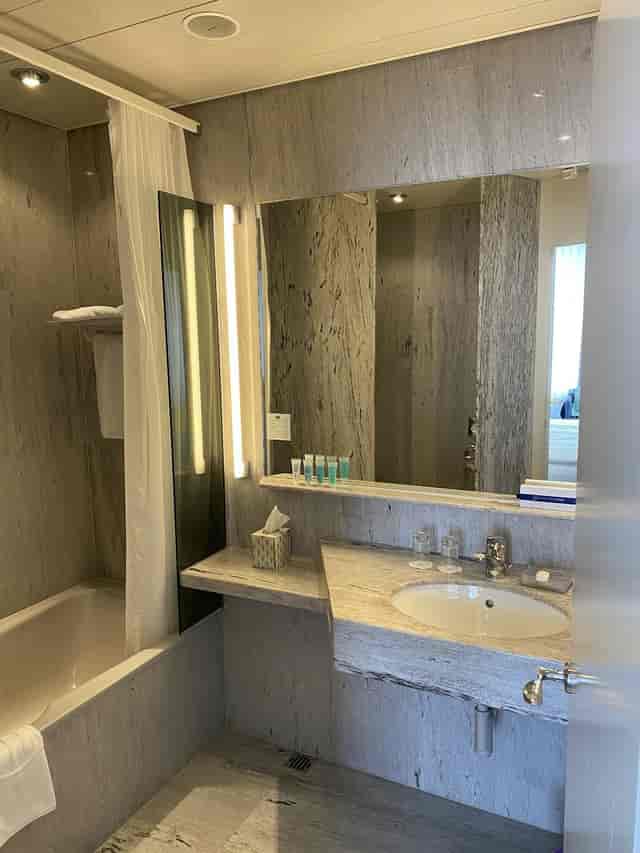 Modern guest bathroom at Hotel Glärnischhof for hotel site inspections and event planning.