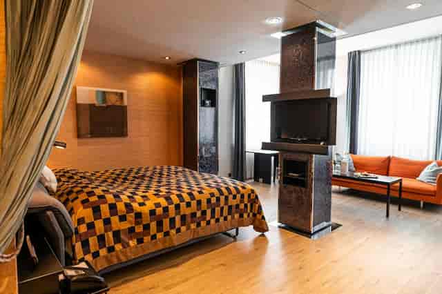 Upscale Hotel Glärnischhof suite for speaker lodging and executive boardroom meetings.