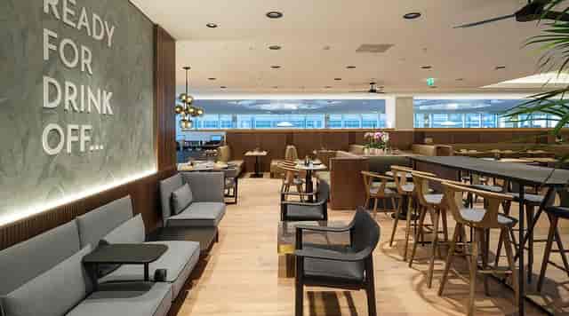 Gallery Club restaurant with lounge seating, ideal for corporate networking and breakout sessions.