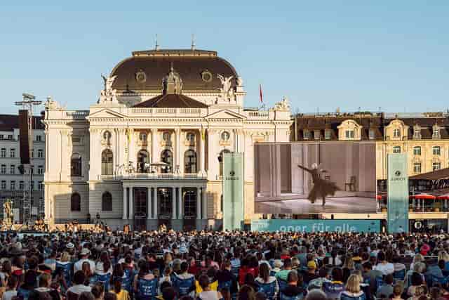 Opernhaus Zürich open-air broadcast at Treffpunkt Billettkasse for public event marketing.