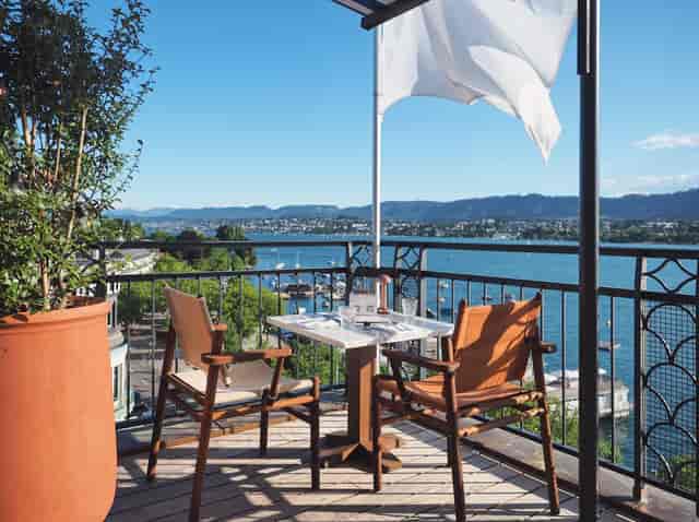 Lakeside VIP dining nook at La Muña for premium event networking and outdoor corporate functions.