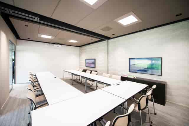 U-shaped meeting room at Raum11 with digital displays for workshops and board meetings.