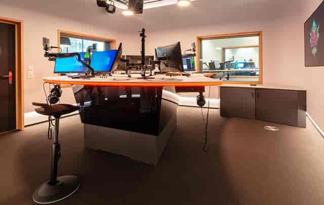 Compact radio studio for live podcasts and hybrid event production in Raum11.