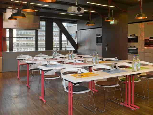 Modern classroom setup in Atrium at 25hours Hotel Zürich West for corporate workshops and training.