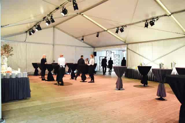 Marquee hall for corporate networking events: clear-span marquee with modern cocktail setup.