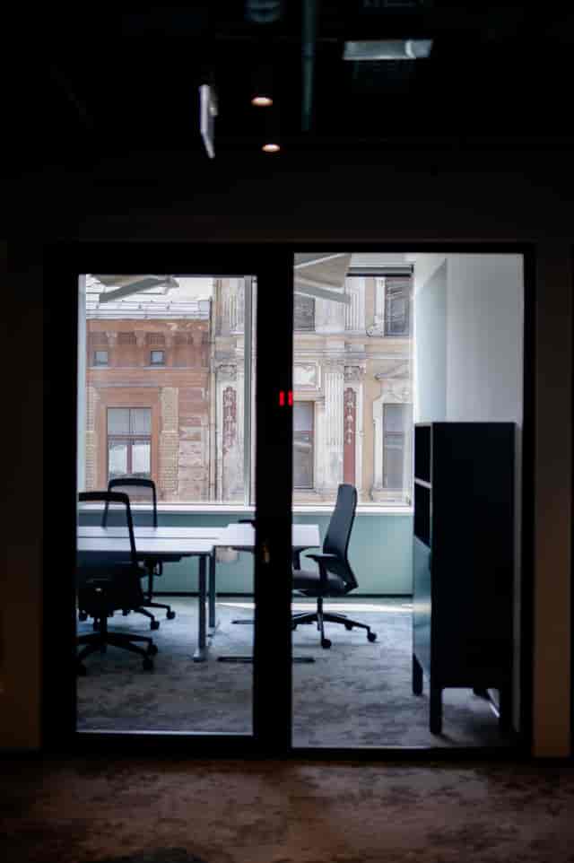 Minimalist private office breakout room at Workland Galleria Riga for strategic business meetings.