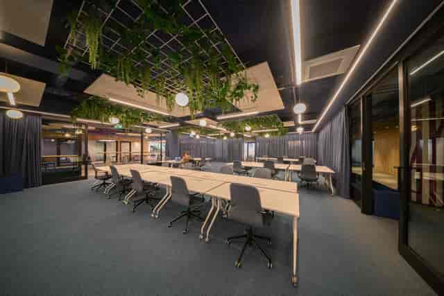 Biophilic conference room with modular seating for collaborative workshops and corporate training.