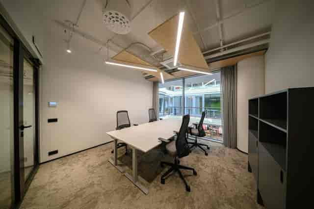 Modern meeting room at Workland Galleria Riga for creative brainstorming and workshops.
