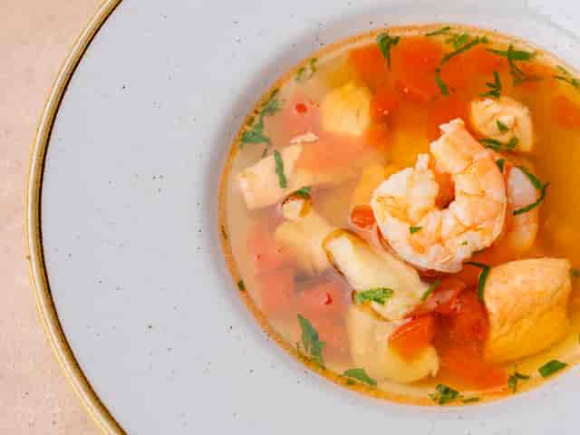 Elegant seafood broth appetizer at Restaurant PRIMAVERA, perfect for sophisticated lunch events.