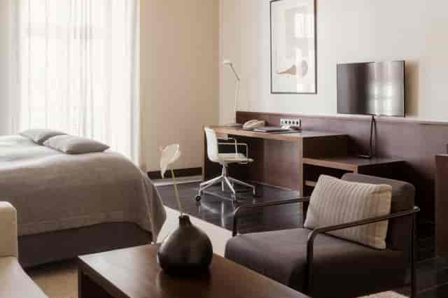Mazā zāle hotel meeting room with ergonomic desk for business events and corporate workshops.