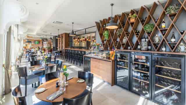 Upscale Wellton Hotel restaurant with bar, ideal for corporate receptions and networking events.