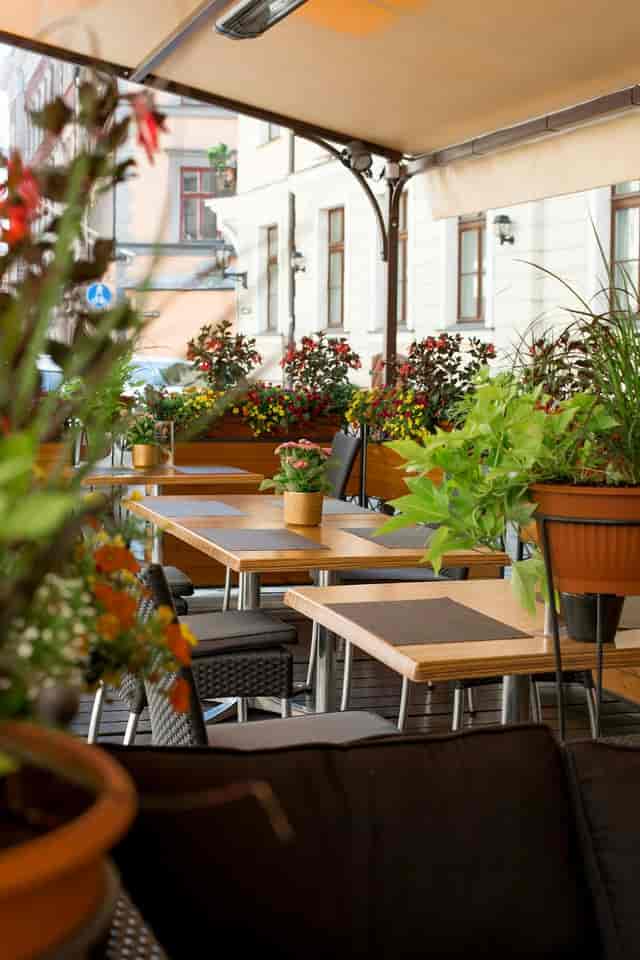 Outdoor dining at Seasons Restaurant: upscale networking reception and boutique breakout venue.