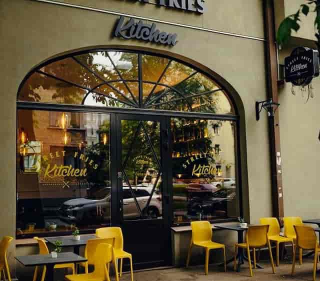 Outdoor restaurant venue for casual corporate happy hours and intimate breakout sessions.