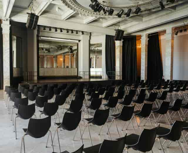 Elegant event space in La Sala Columnas, Madrid, ideal for conferences and presentations.