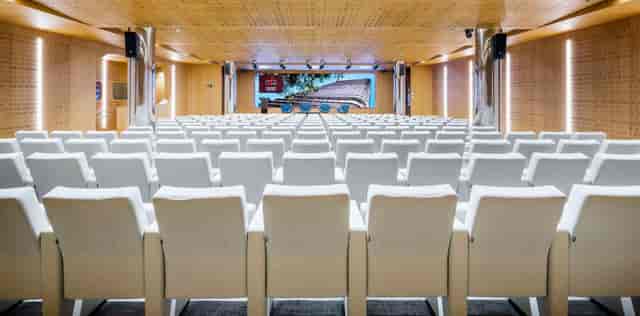 Executive auditorium at Luchana 23 with theater seating for corporate presentations and panels.