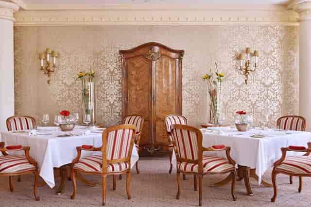 Lounge in 1870: Elegant banquet setup with floral decor for executive dinners and gala catering.