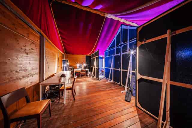 MIRAGE Vienna event green room with vanity lighting for production and backstage coordination.