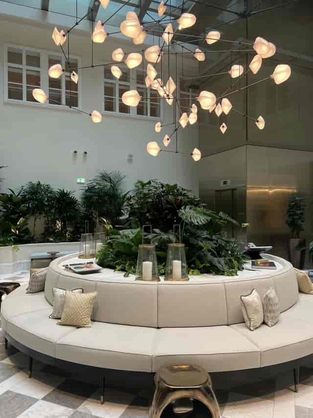 Salon Schönbrunn II circular lounge, biophilic luxury breakout space for corporate networking events.