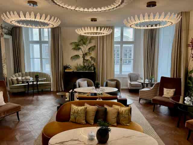 Salon Aurelie in Rosewood Vienna: sophisticated breakout room for executive retreats.