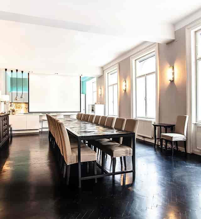 Boardroom-style seminar room at The Vault Vienna for corporate meetings and workshops.