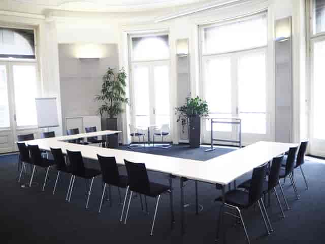 U-shape meeting room in Vienna Le Palais for collaborative corporate boardroom events.