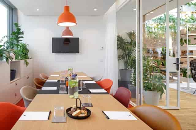 Zoku Vienna meeting room with biophilic design for productive workshops and corporate events.