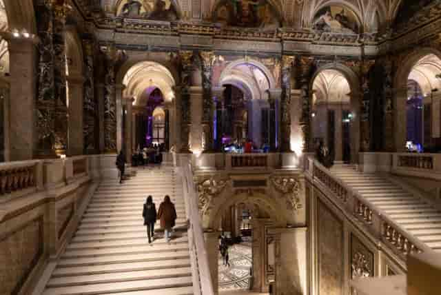 Grand staircase at Kunsthistorisches Museum, gala venue for luxury corporate event hosting.