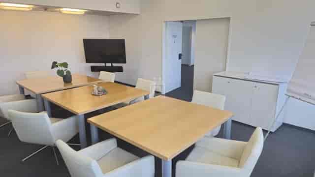Shared Atelier HOIV modular boardroom for professional workshops and breakout sessions.