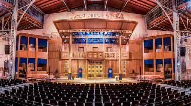 Cafe in Globe Wien with stage, perfect for corporate events and theatrical product launches.
