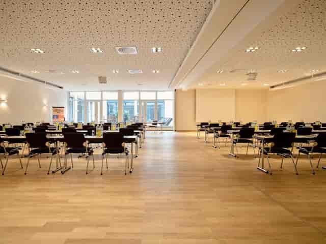 Flemings Hotel Wien-Stadthalle conference room with natural light for business events and meetings.