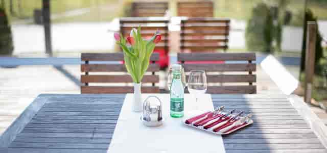 Al fresco bistro dining setup at Europahaus Wien for business lunch and networking events.