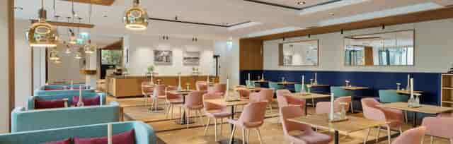 Modern hotel lounge with modular tables, perfect for corporate networking and coffee break events.