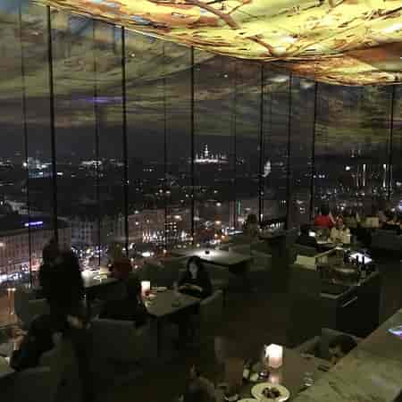Das LOFT rooftop bar with floor-to-ceiling glass for corporate reception and networking events.