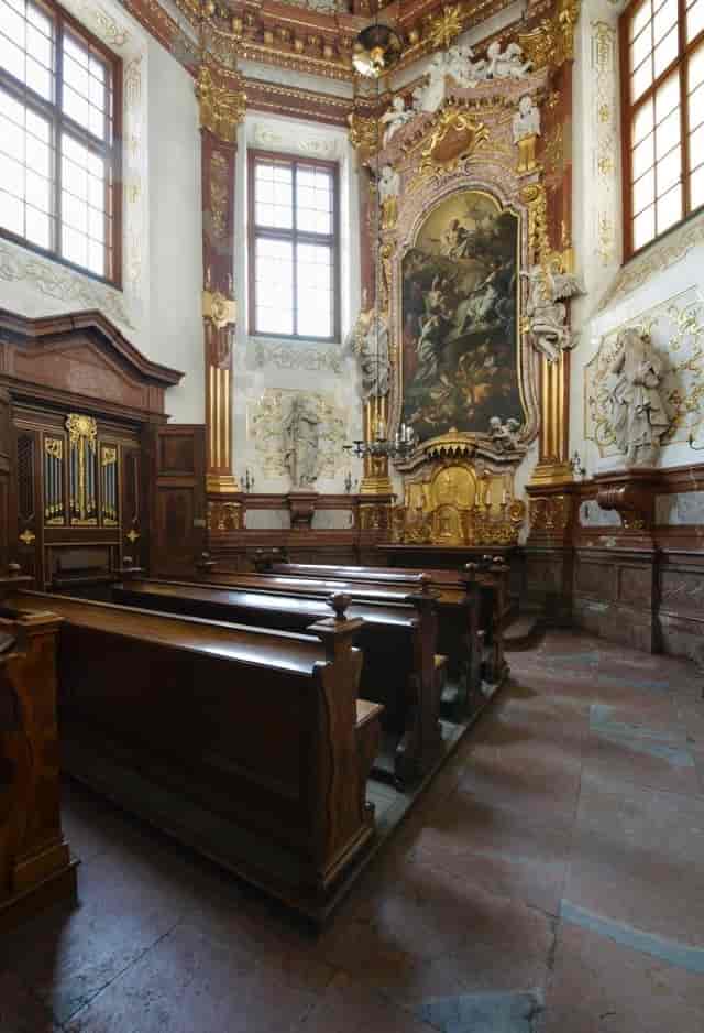 Chapel in Belvedere: Atmospheric fixed-seating venue for intimate wedding ceremonies or events.