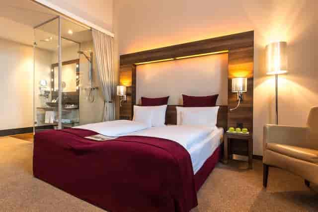 Luxury Flemings Selection Hotel Wien-City suite with open-concept bathroom for VIP corporate events.