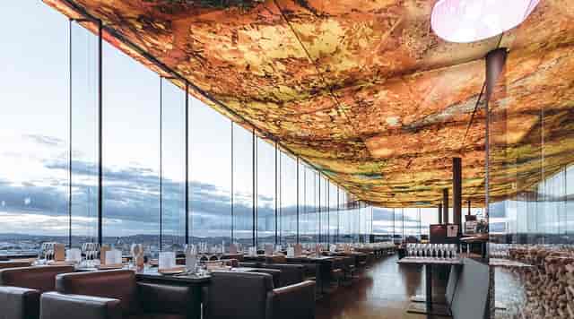 Das Loft SO/ Vienna: Panoramic glass venue for premium corporate gala and evening reception.