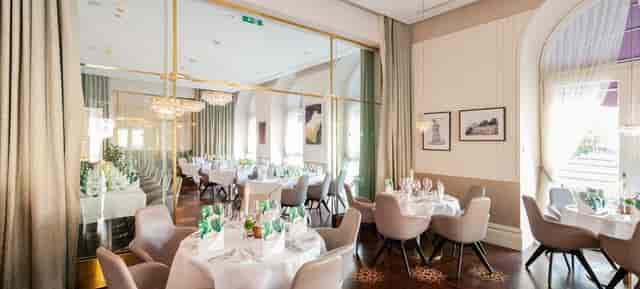 Le Salon at Sans Souci Hotel: mirrored event space for upscale banquets and intimate dining.