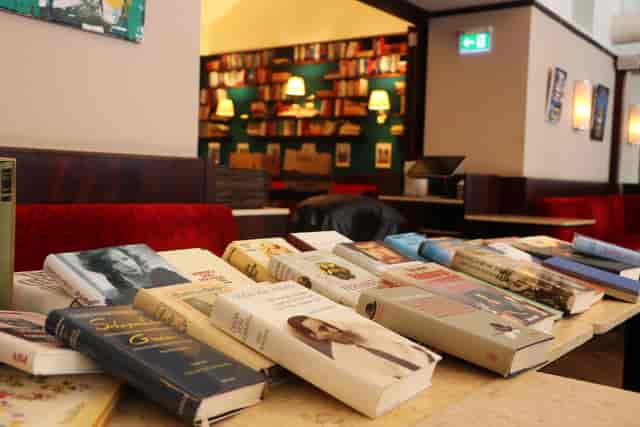 Cozy MuSe Kinder Café breakout area for intimate literary workshops and networking events.