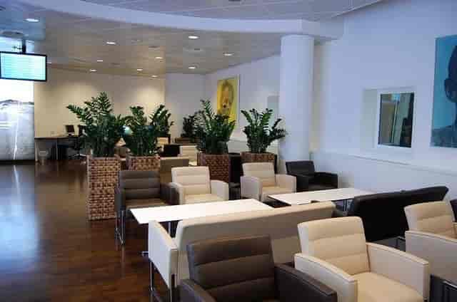 Mozarthaus Vienna business lounge with open seating for networking and corporate events.