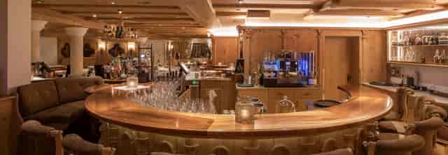 Upscale Hotel Post Wien bar for post-conference networking and corporate event breakout sessions.